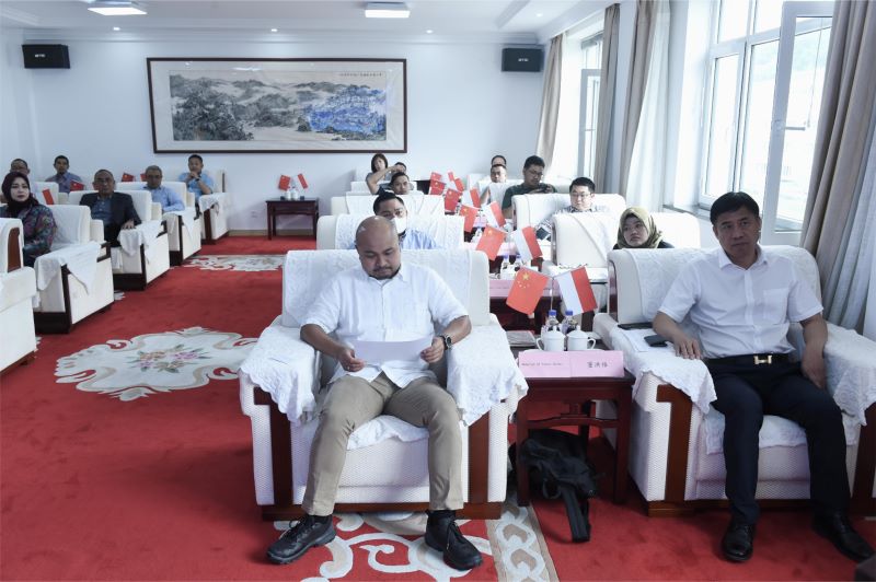 建新集团董事长与BMS访问团听取建新公司企业介绍暨BMS项目说明会.jpg